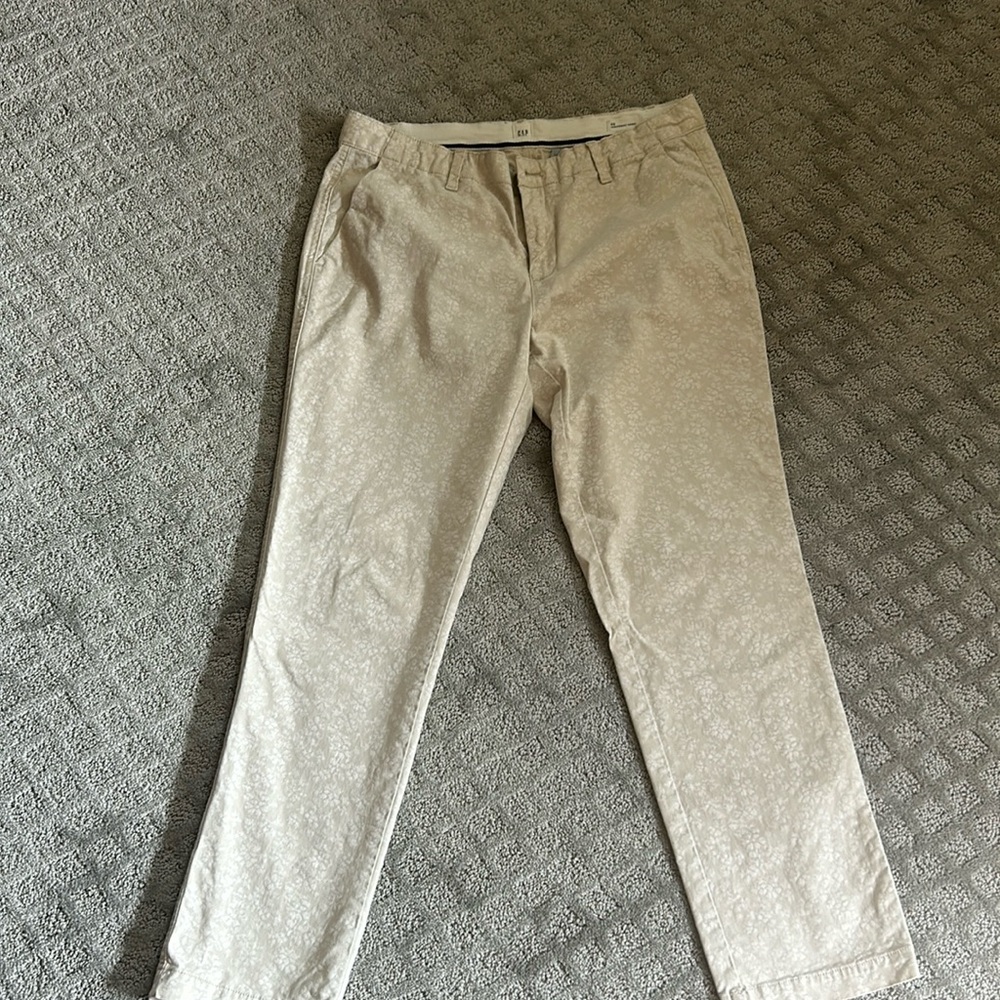 Gap girlfriend chino size 8 tan flower pattern 27” inseam